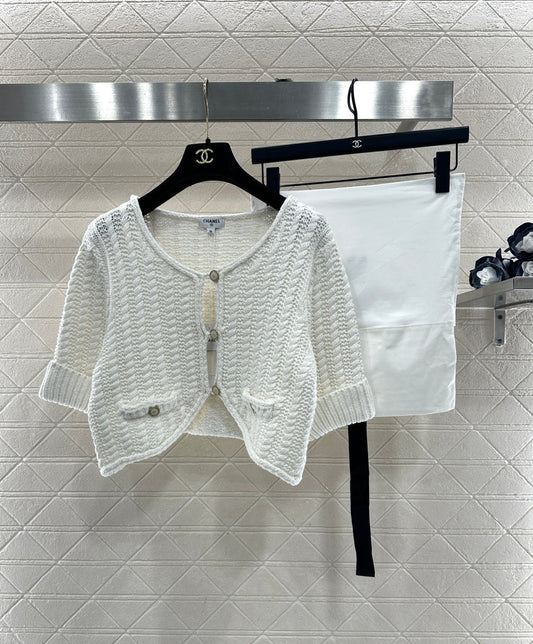 Short knitted short sleeved cardigan