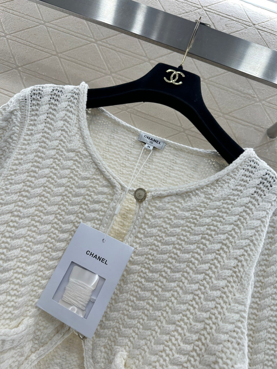 Short knitted short sleeved cardigan