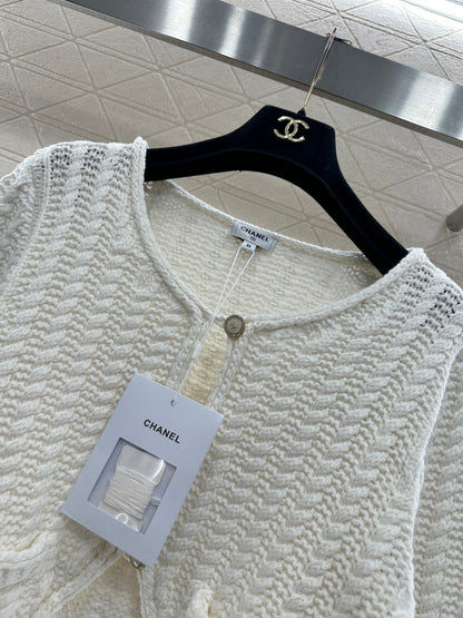 Short knitted short sleeved cardigan