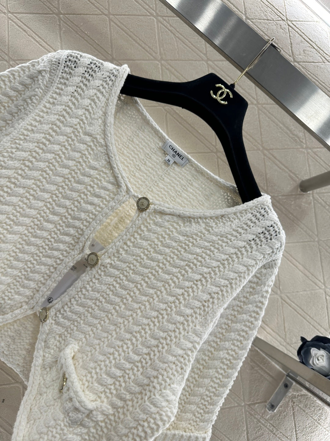 Short knitted short sleeved cardigan