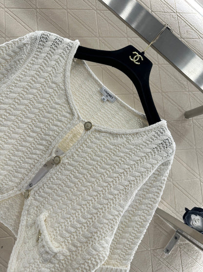 Short knitted short sleeved cardigan