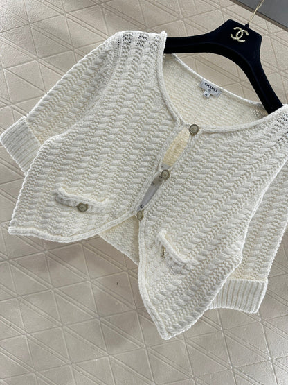 Short knitted short sleeved cardigan