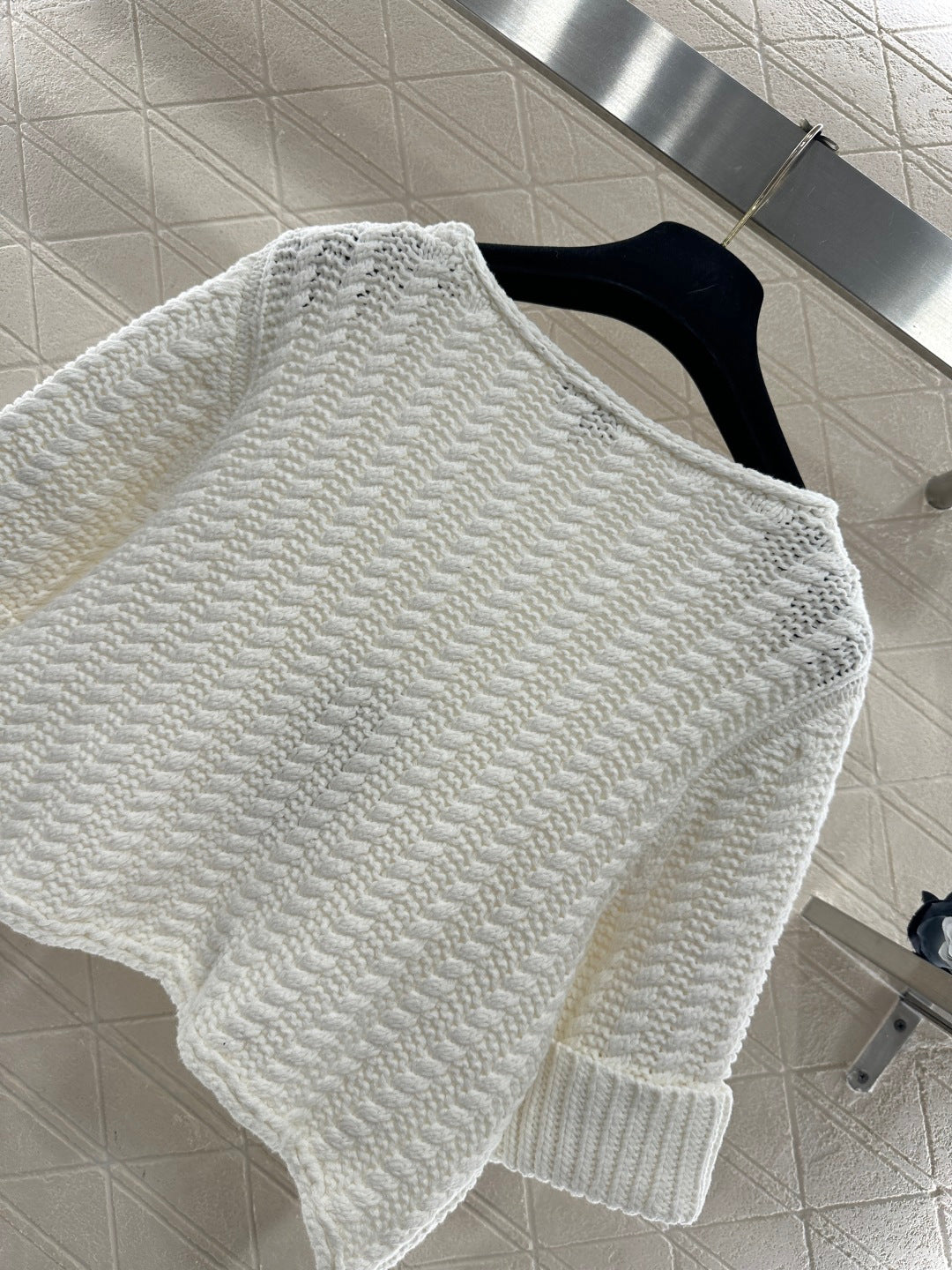 Short knitted short sleeved cardigan