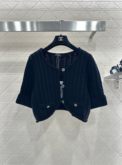 Short knitted short sleeved cardigan