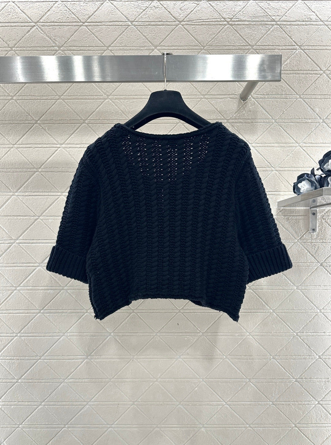 Short knitted short sleeved cardigan