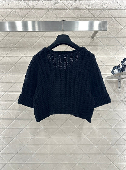 Short knitted short sleeved cardigan