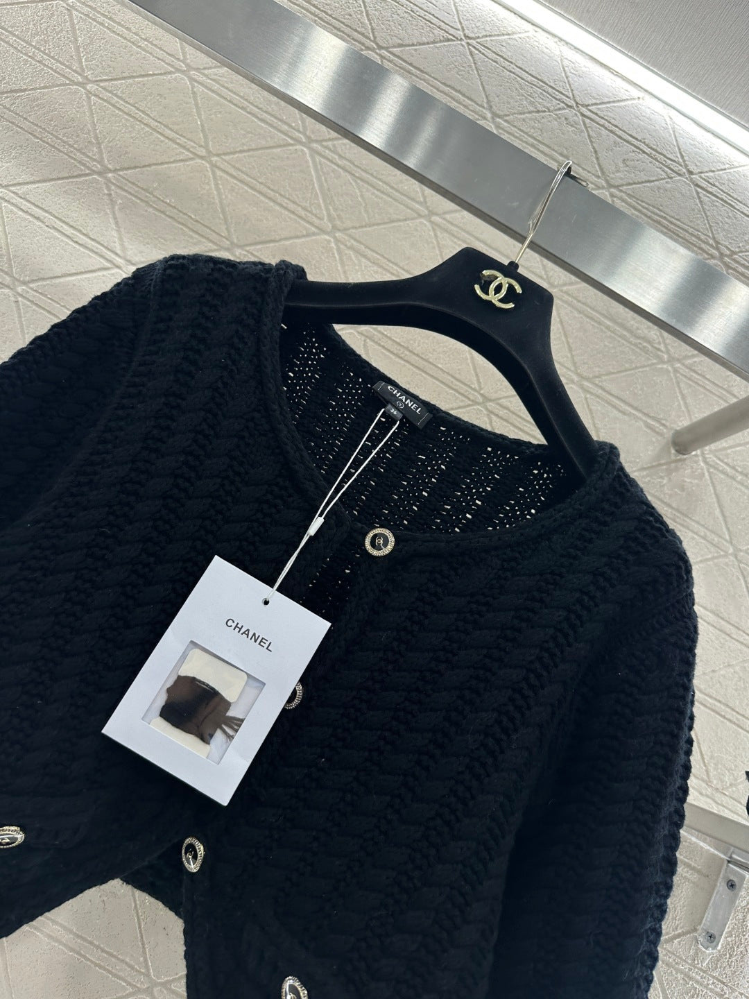 Short knitted short sleeved cardigan