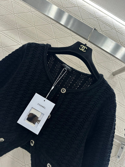 Short knitted short sleeved cardigan