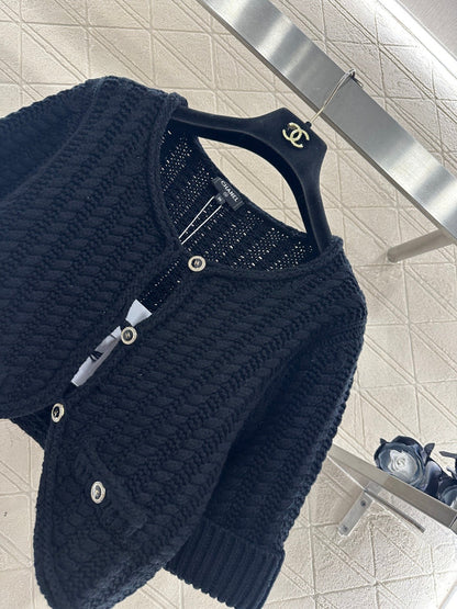 Short knitted short sleeved cardigan