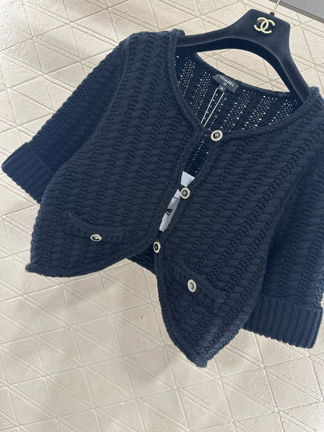 Short knitted short sleeved cardigan