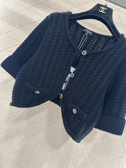 Short knitted short sleeved cardigan