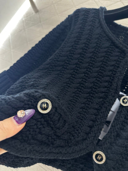 Short knitted short sleeved cardigan