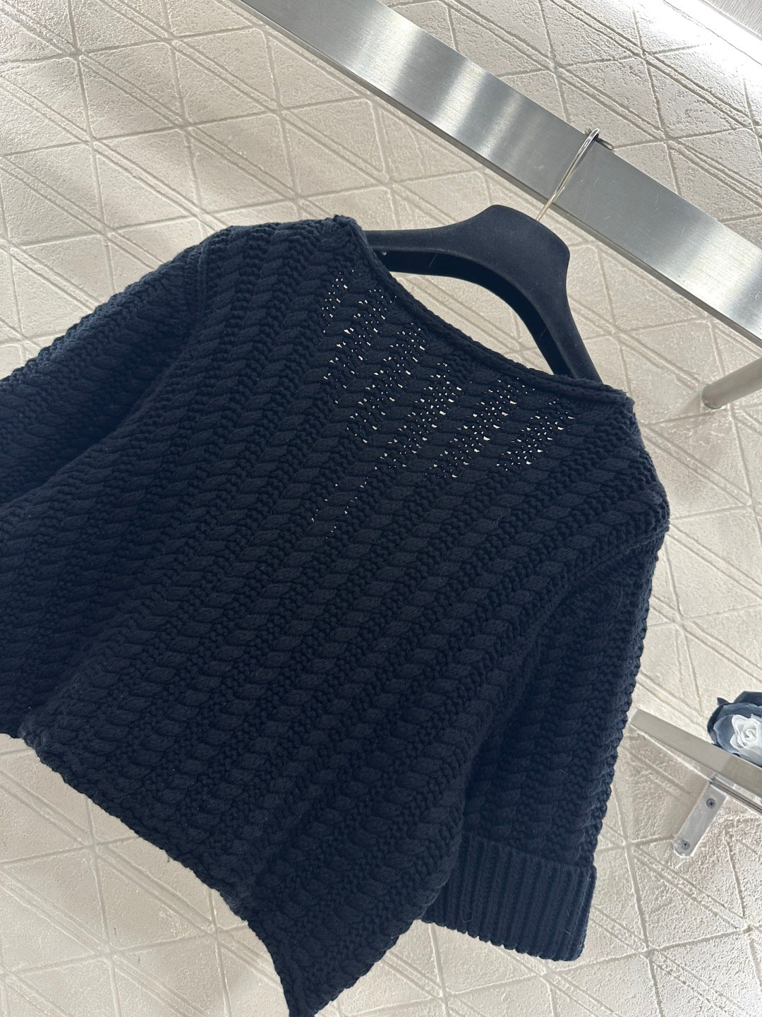 Short knitted short sleeved cardigan