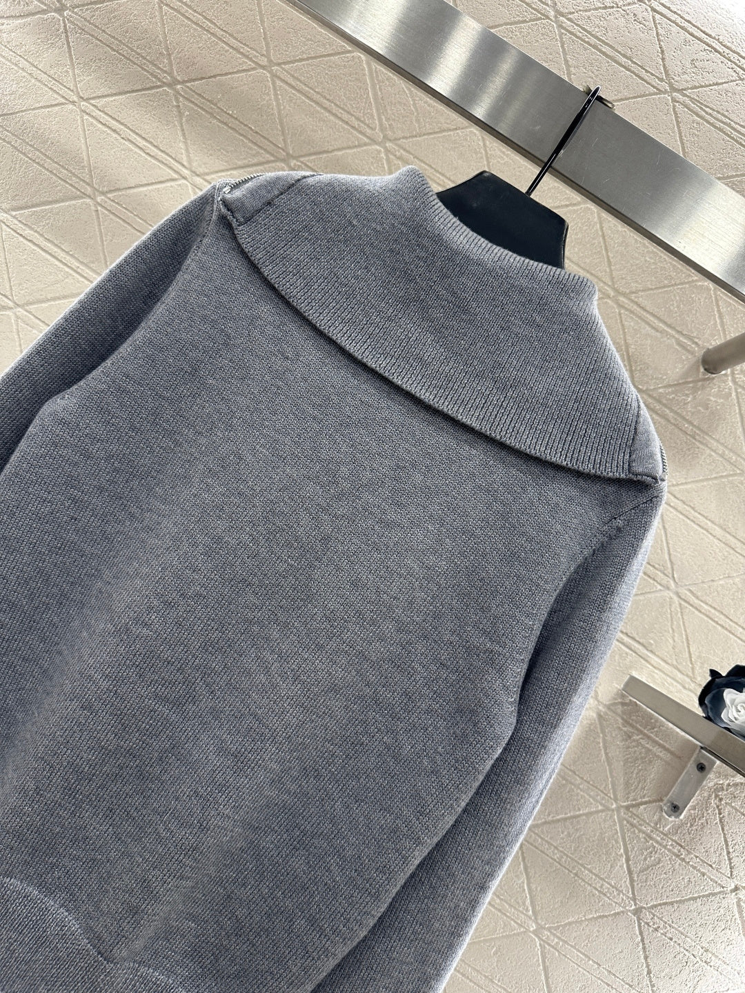 Collar zipper knitted sweater