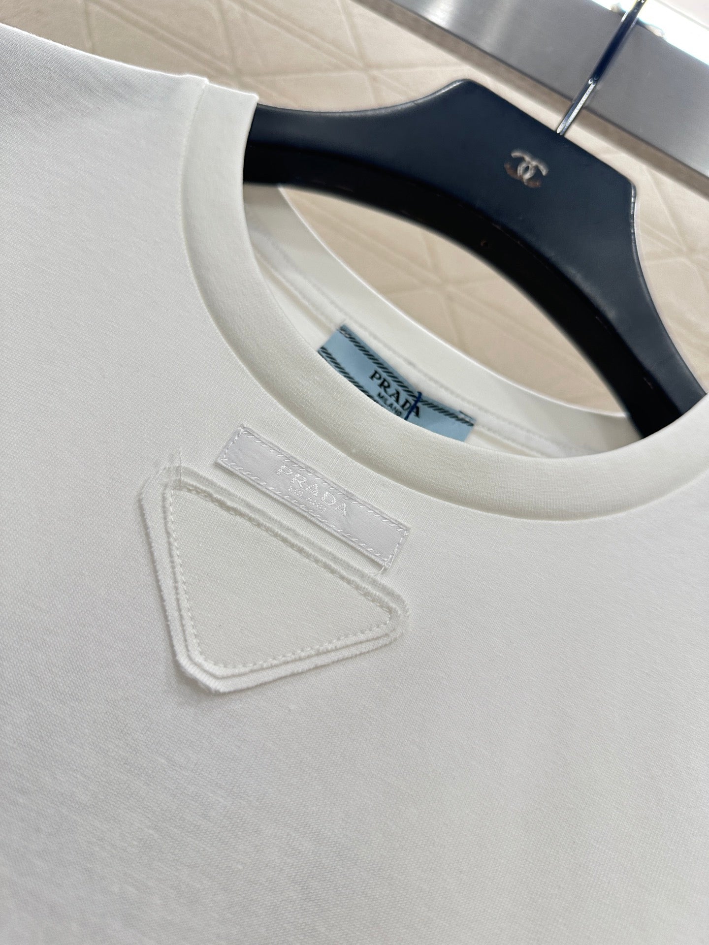 Triangle logo short sleeved shirt