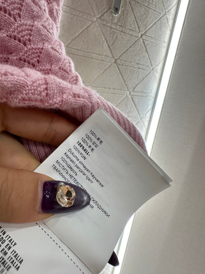 Located Half-Open Sweater