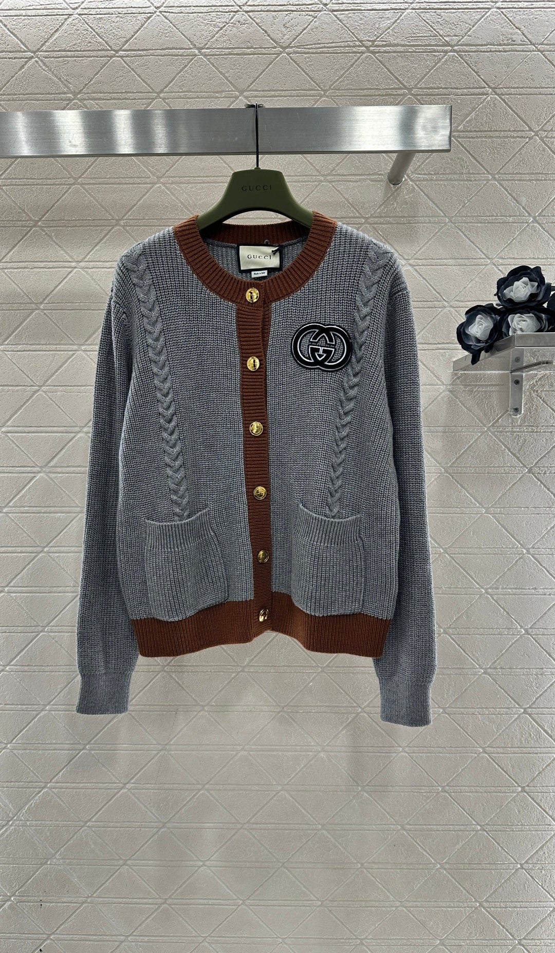 Color-blocked Crew Neck Knit Cardigan