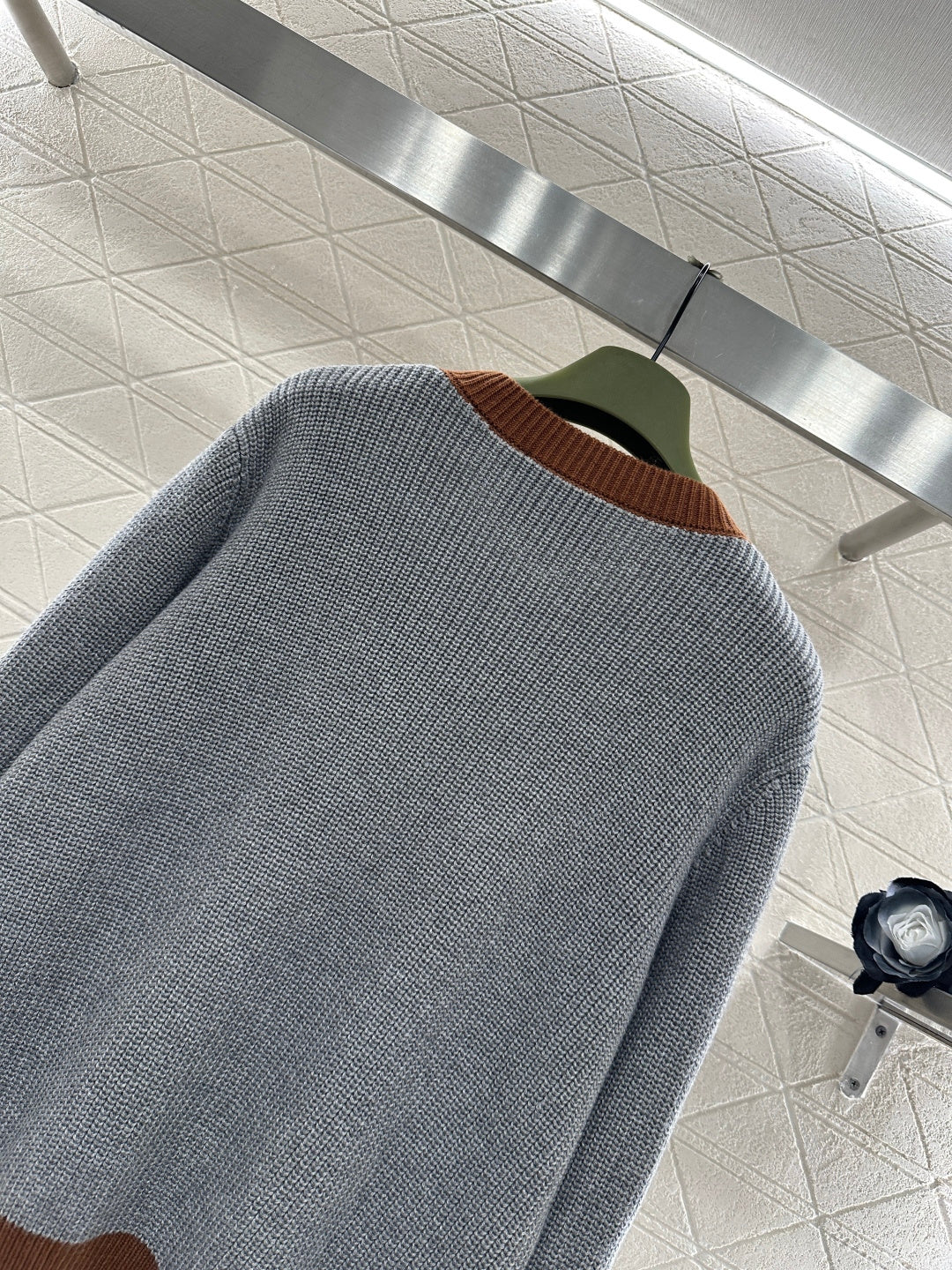 Color-blocked Crew Neck Knit Cardigan