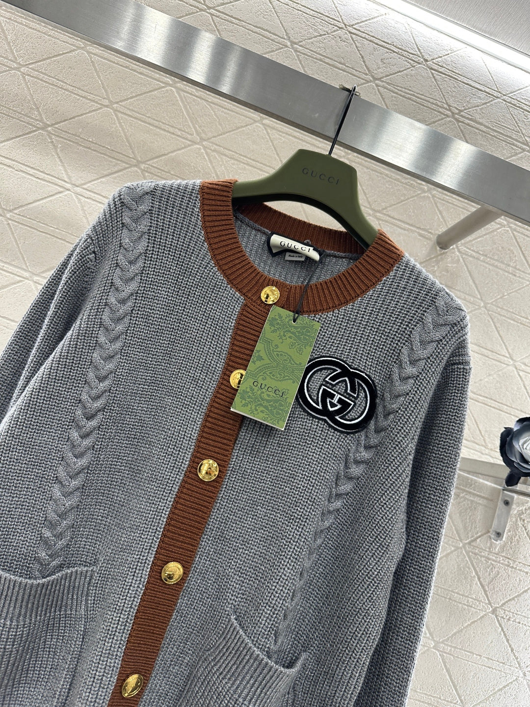 Color-blocked Crew Neck Knit Cardigan