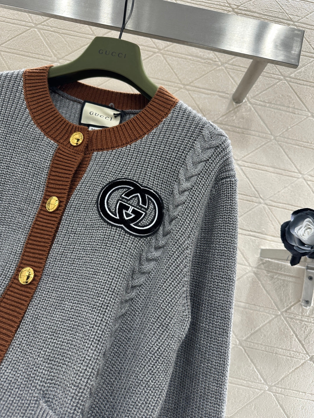 Color-blocked Crew Neck Knit Cardigan