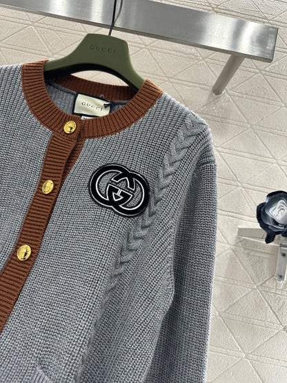 Color-blocked Crew Neck Knit Cardigan