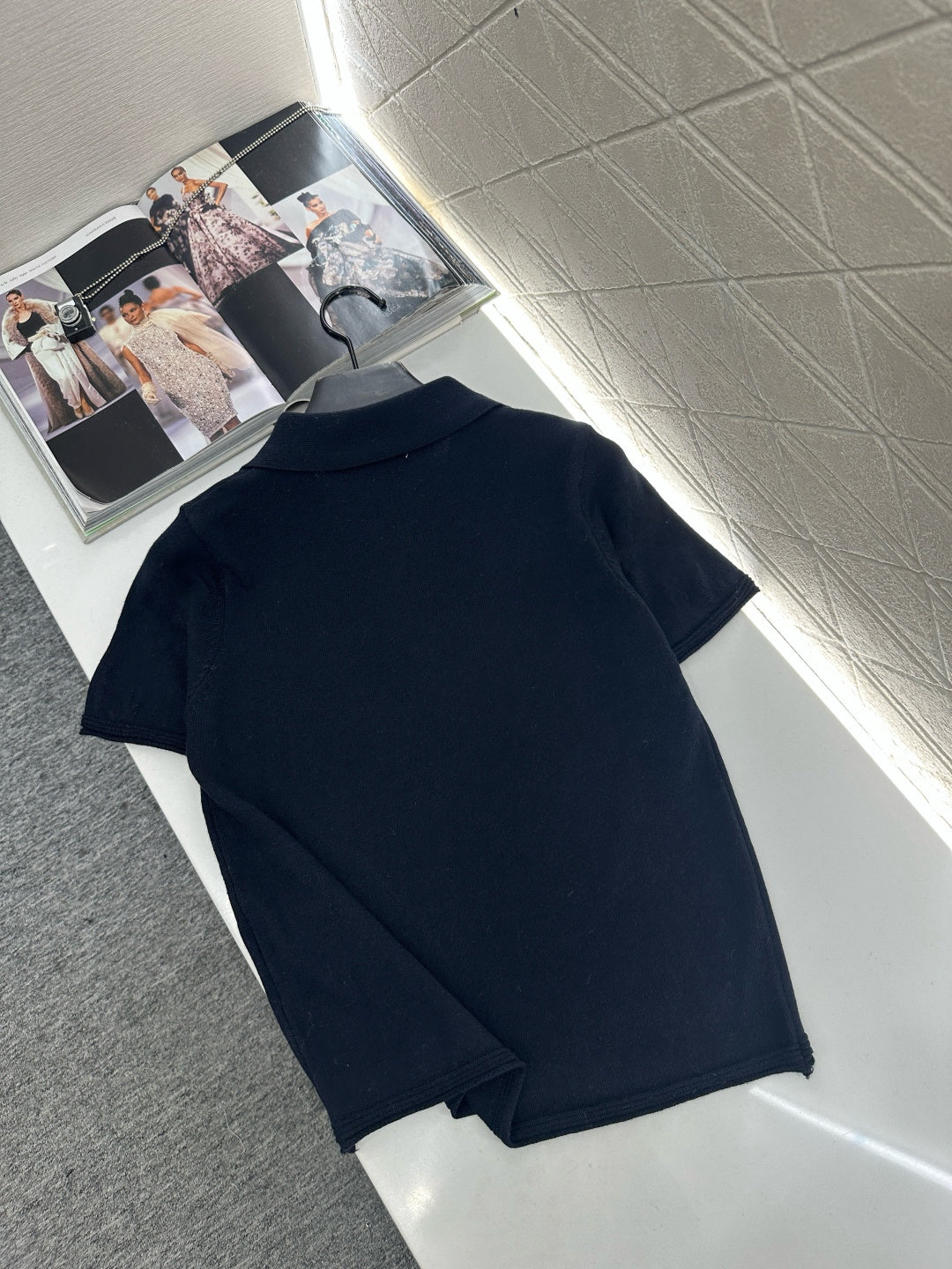 Half-open collar short-sleeved top