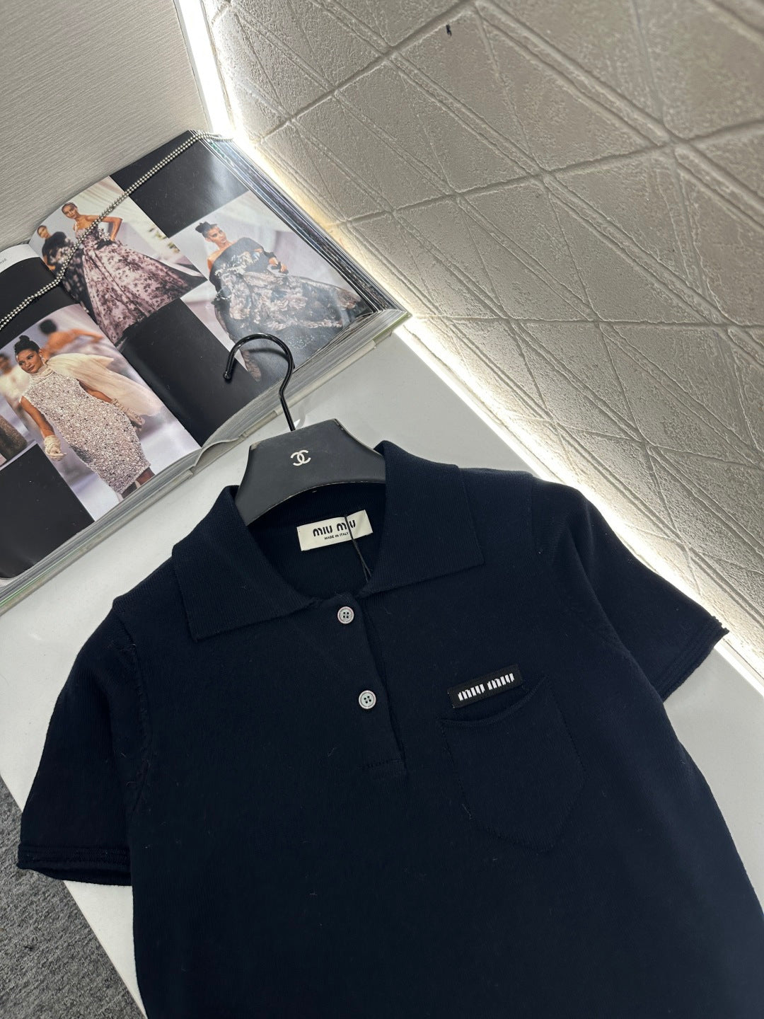 Half-open collar short-sleeved top