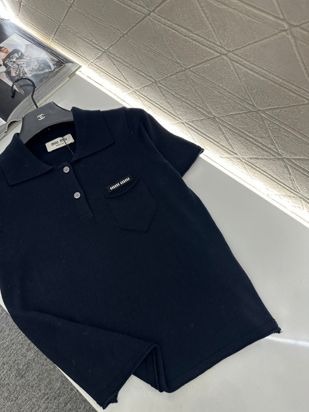 Half-open collar short-sleeved top