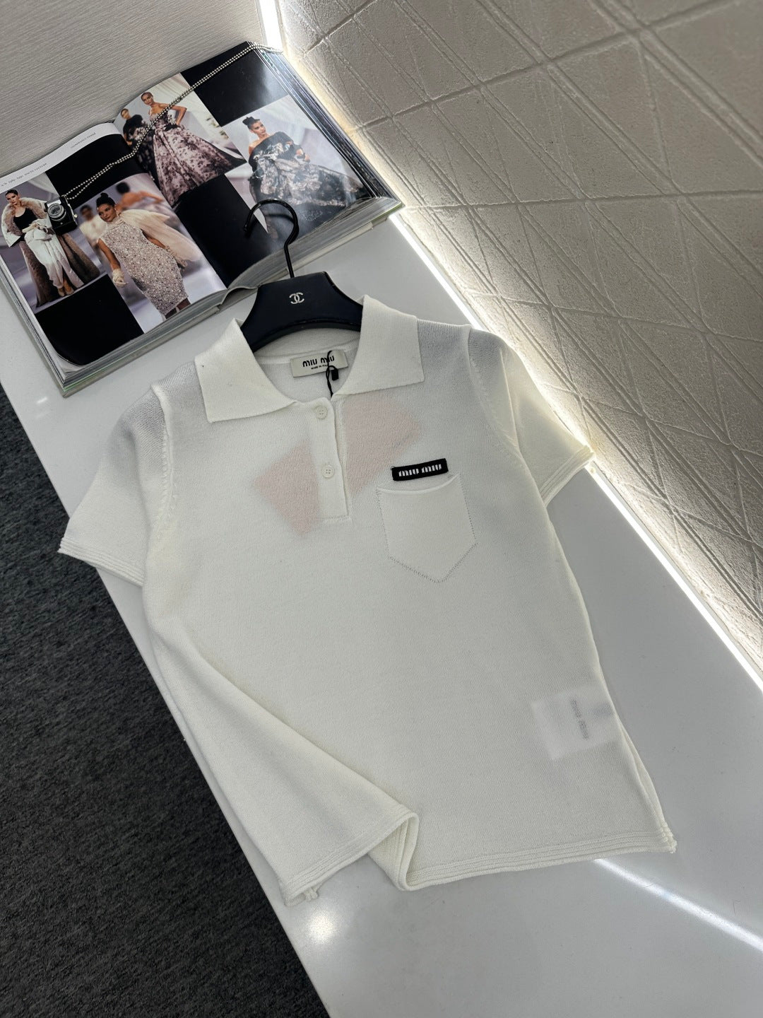 Half-open collar short-sleeved top