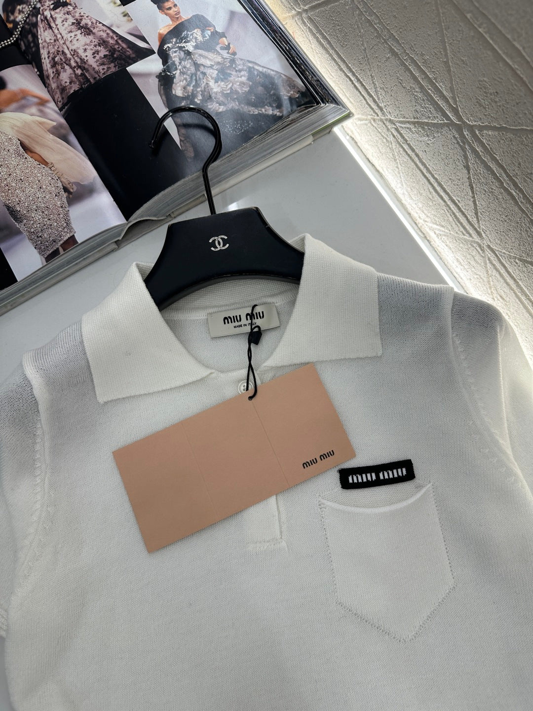 Half-open collar short-sleeved top