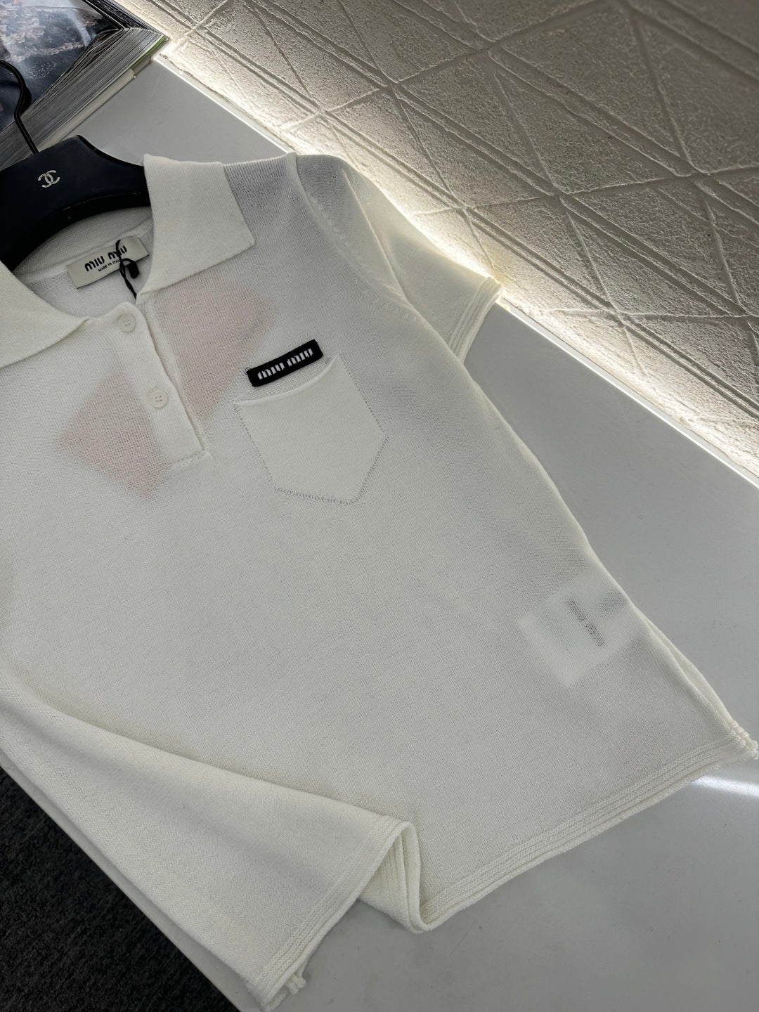 Half-open collar short-sleeved top