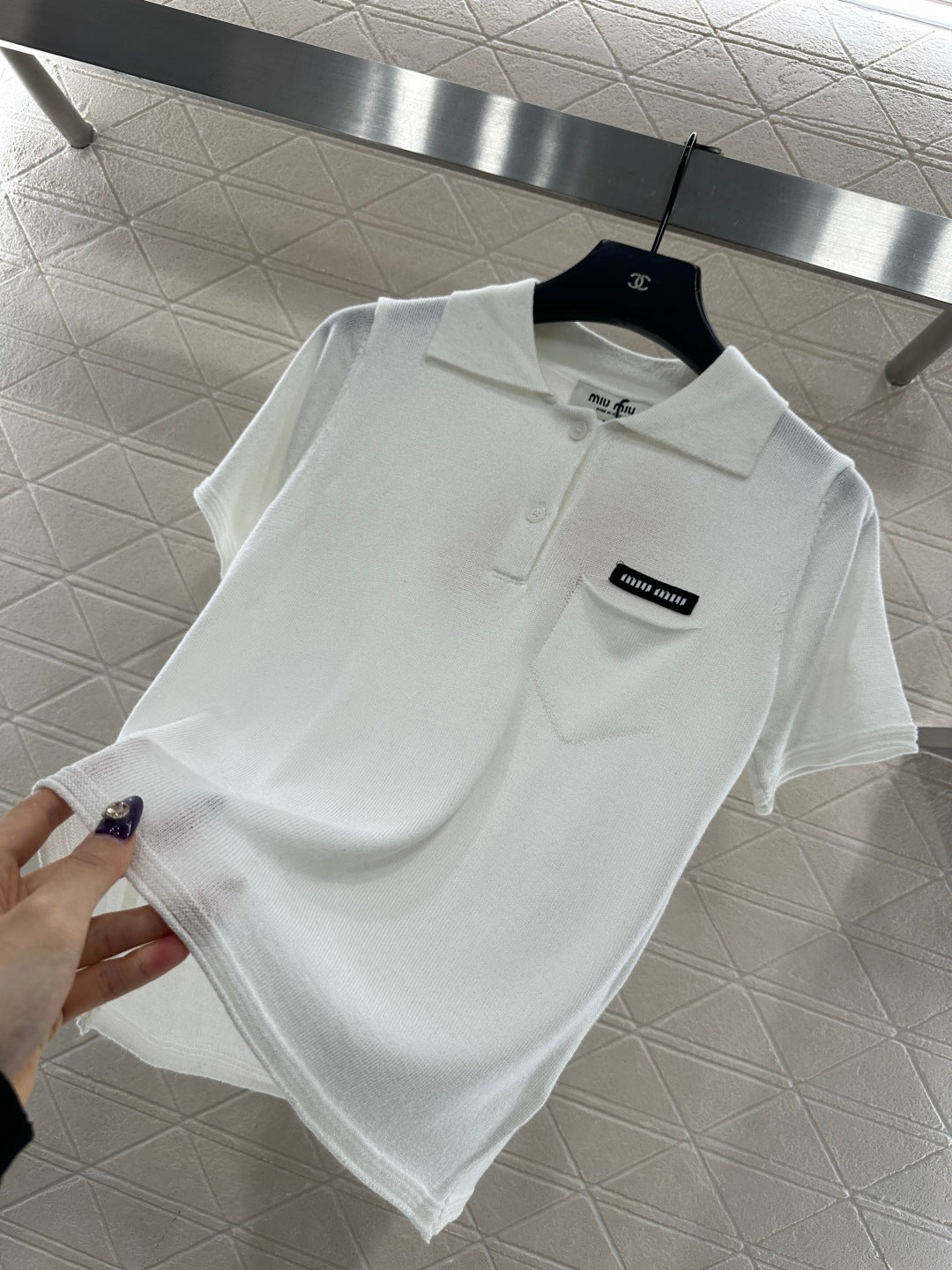 Half-open collar short-sleeved top