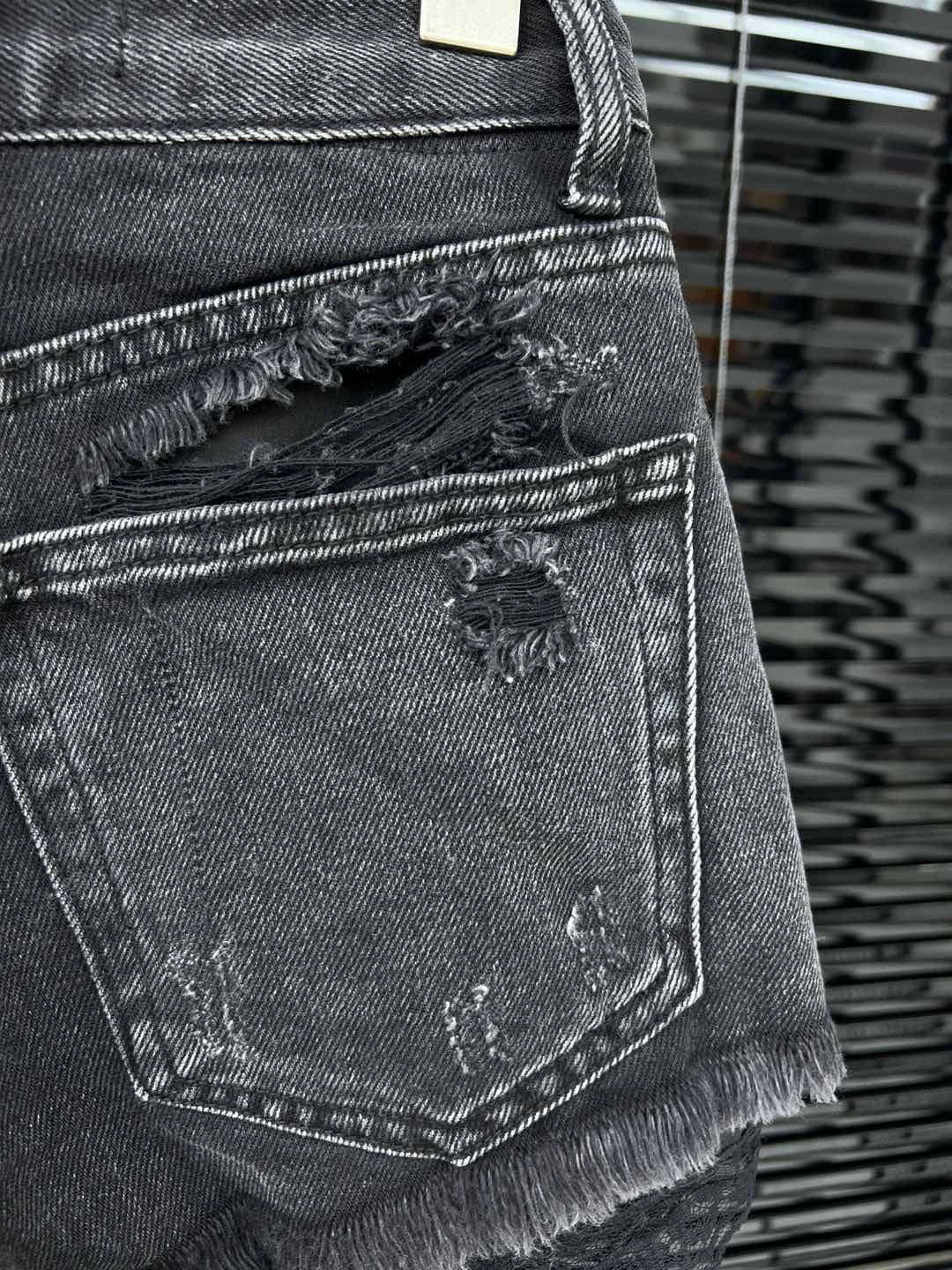 25ss fake two-piece lace lined ripped shorts