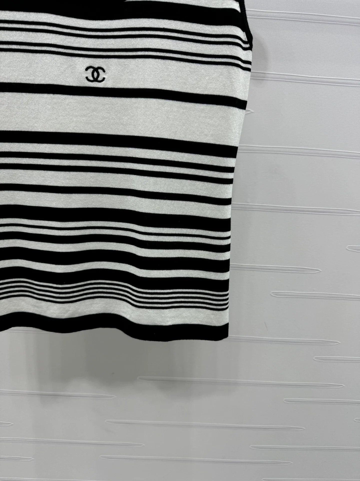 25 Spring and Summer Newest Style! U-neck striped knitted vest