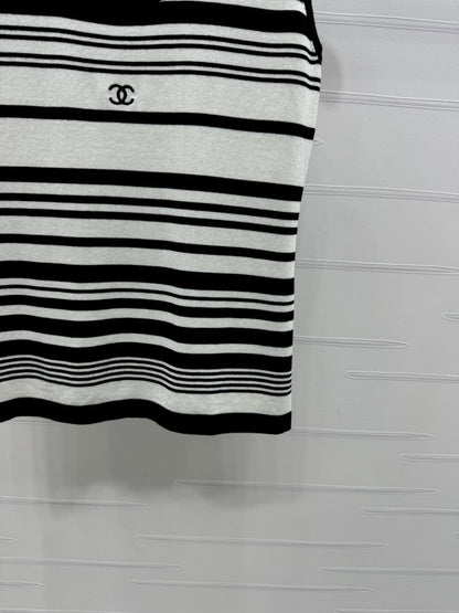 25 Spring and Summer Newest Style! U-neck striped knitted vest