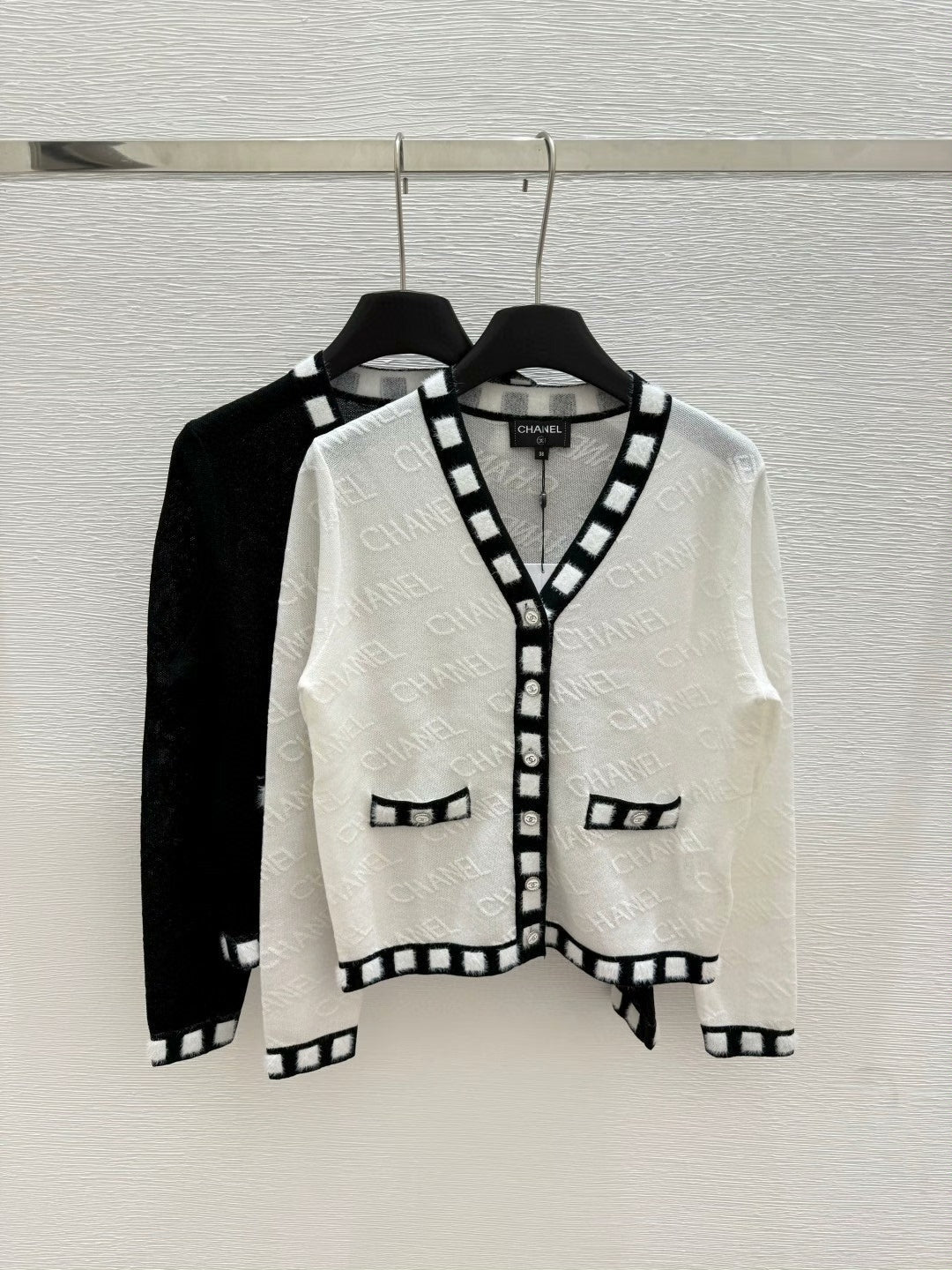 25 Spring and Autumn Letter Knitted V-Neck Long Sleeve Cardigan