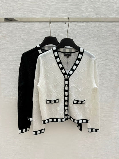 25 Spring and Autumn Letter Knitted V-Neck Long Sleeve Cardigan