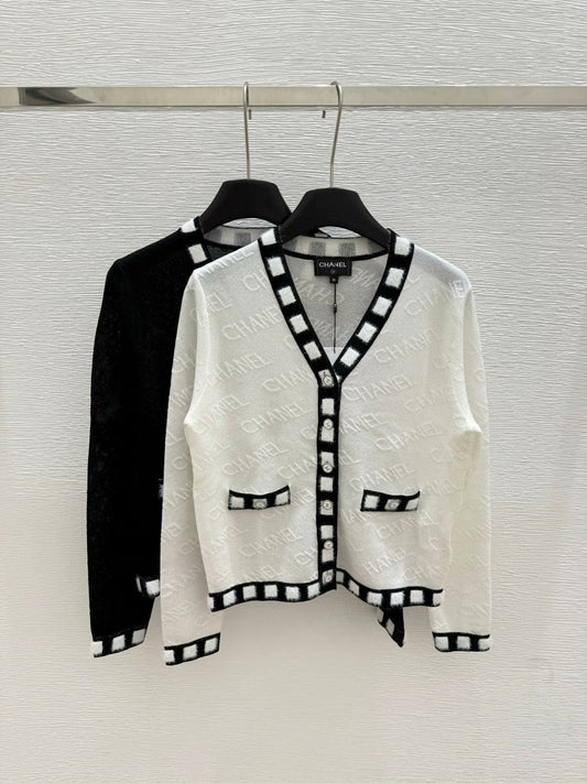 25 Spring and Autumn Letter Knitted V-Neck Long Sleeve Cardigan