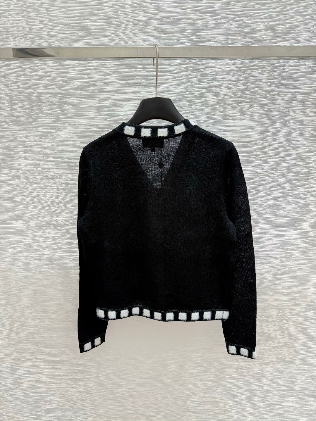 25 Spring and Autumn Letter Knitted V-Neck Long Sleeve Cardigan