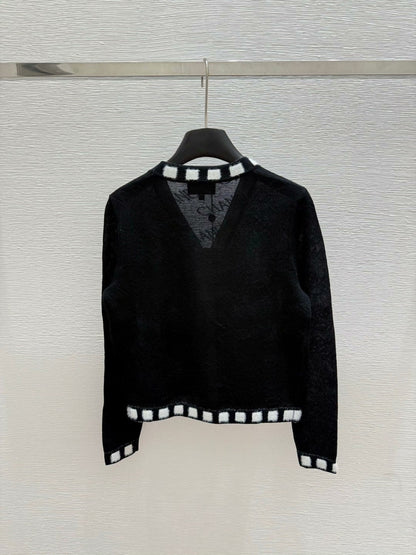 25 Spring and Autumn Letter Knitted V-Neck Long Sleeve Cardigan