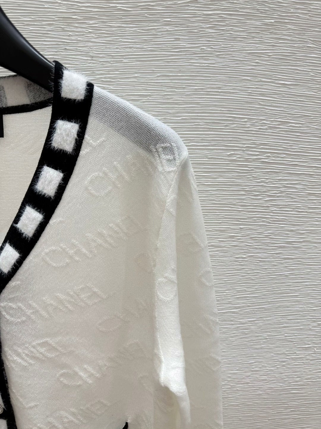 25 Spring and Autumn Letter Knitted V-Neck Long Sleeve Cardigan