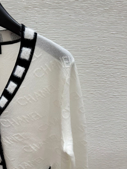 25 Spring and Autumn Letter Knitted V-Neck Long Sleeve Cardigan