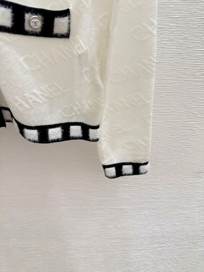 25 Spring and Autumn Letter Knitted V-Neck Long Sleeve Cardigan