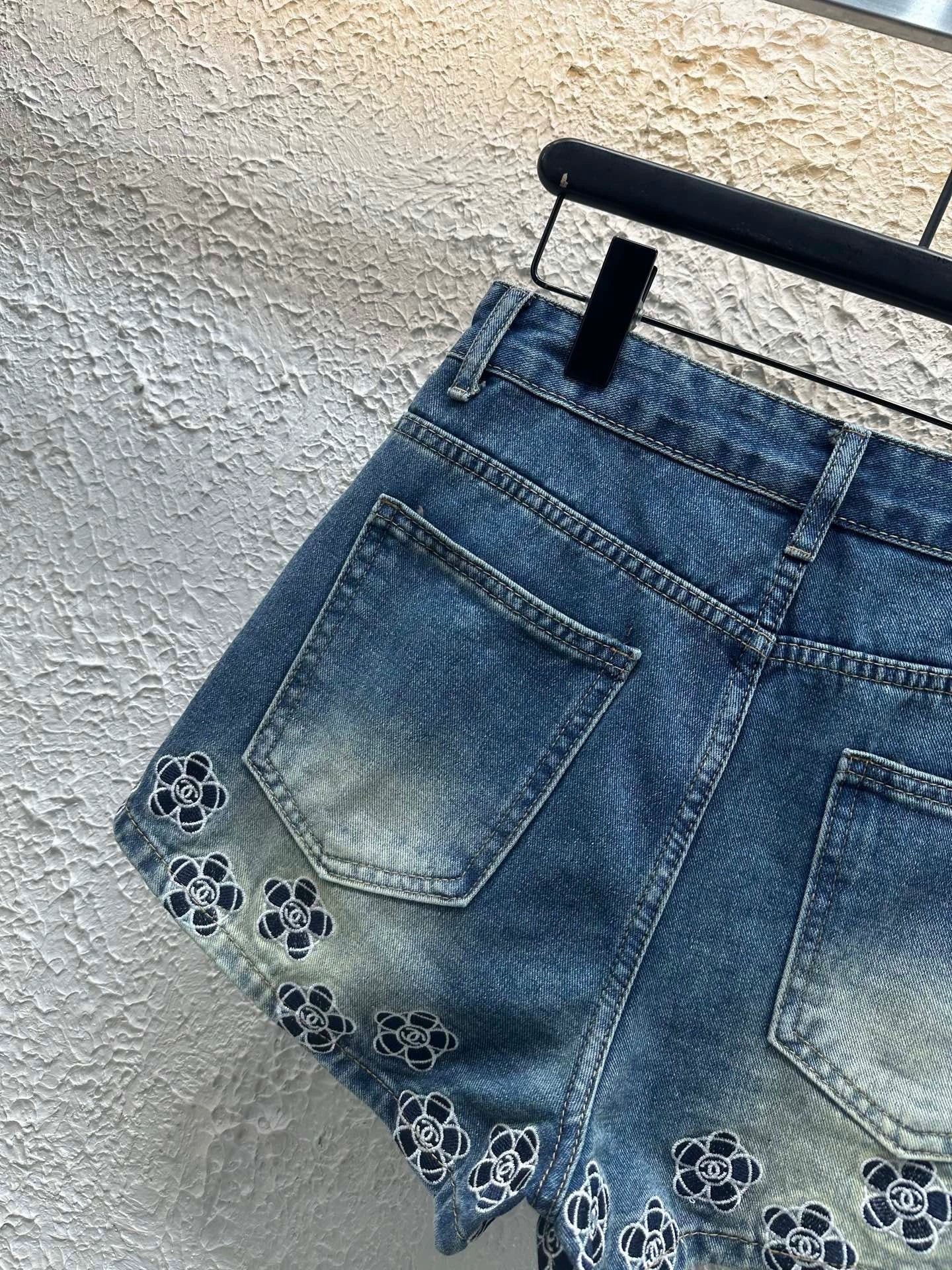 25 Summer Embroidered Camellia Craft Denim Shorts