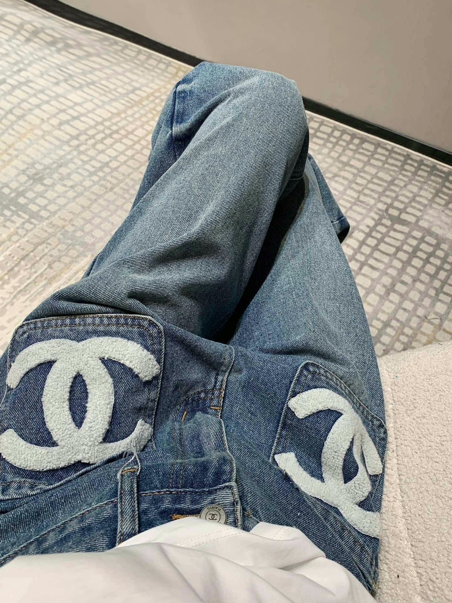 25 pairs of C terry embroidered straight jeans