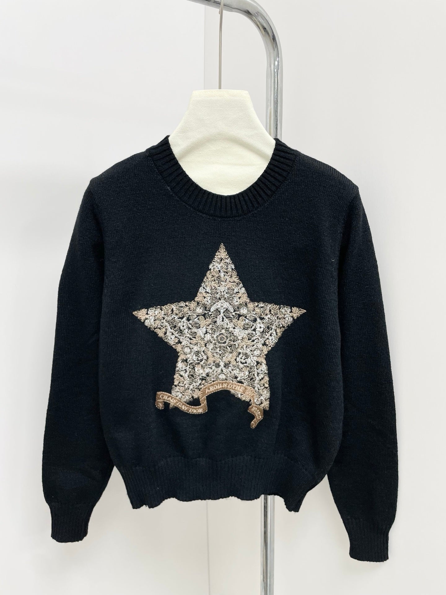 25 new classic five-pointed star embroidery round neck sweater