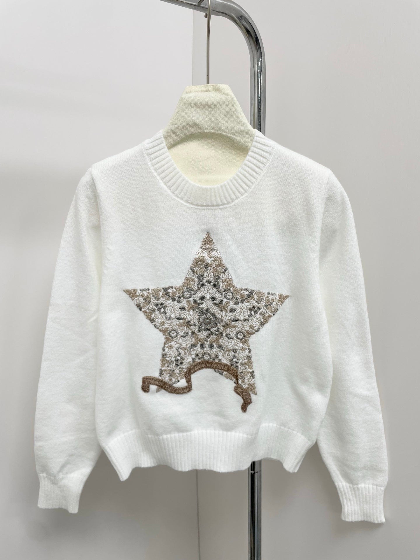 25 new classic five-pointed star embroidery round neck sweater