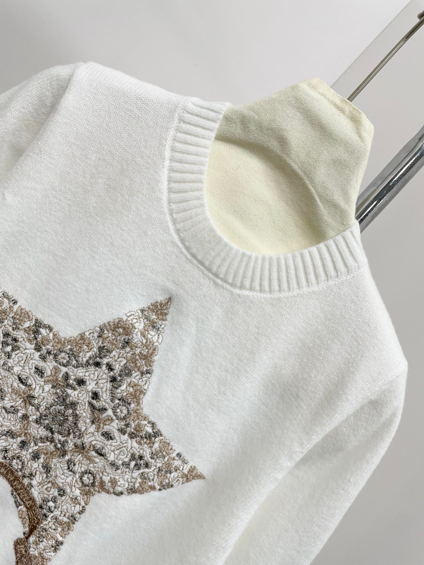 25 new classic five-pointed star embroidery round neck sweater