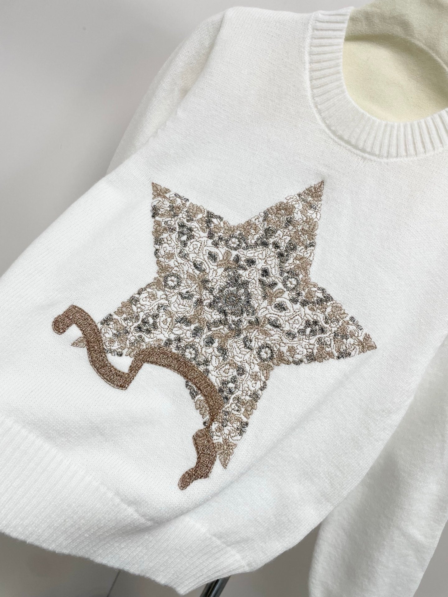 25 new classic five-pointed star embroidery round neck sweater