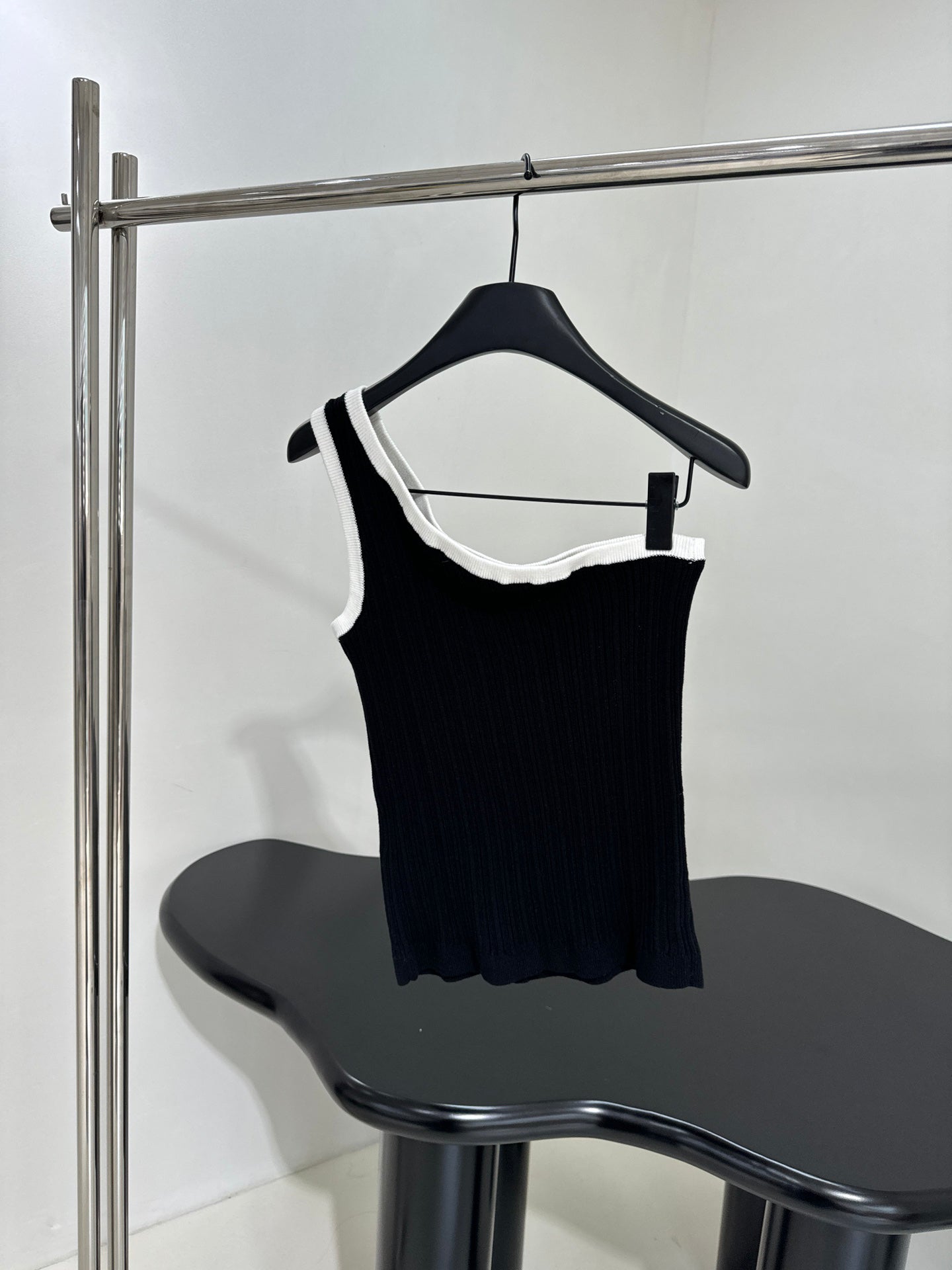 25 New Off-shoulder Knitted Vest